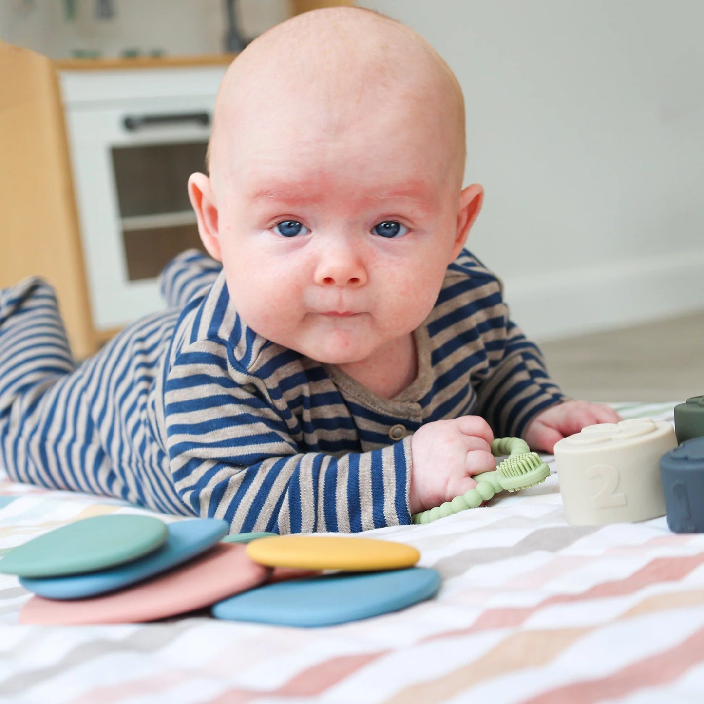 Ellor & Co Silicone Stacking Pebbles 8 Piece Set – Open-Ended Sensory & Balancing Toy